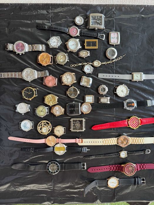 Vand lot de 38 ceasuri de dama , diverse modele si stilurri