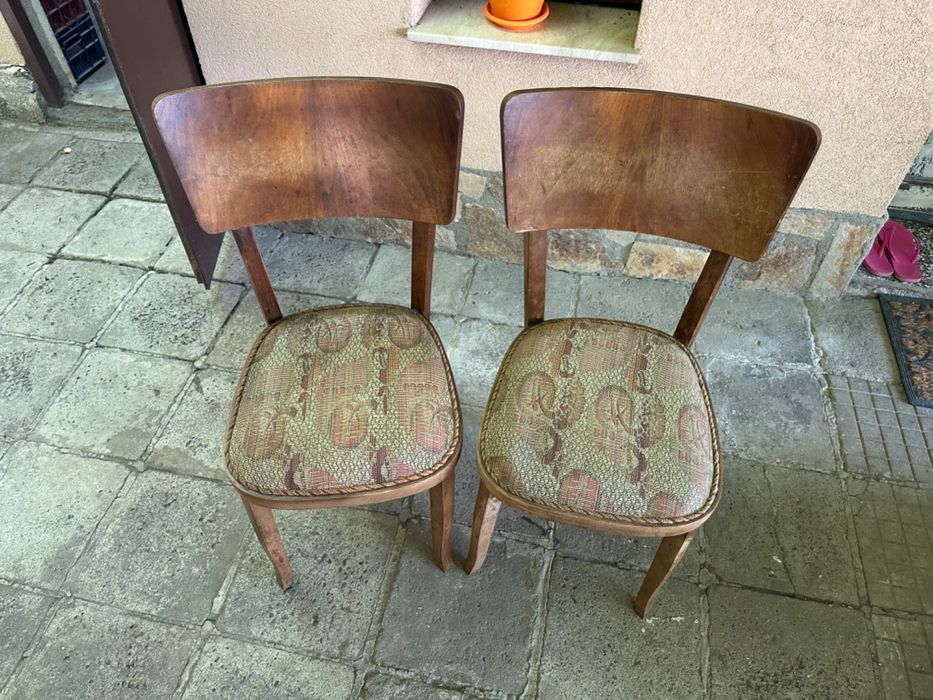 Автентични столове от дърво и дамаска