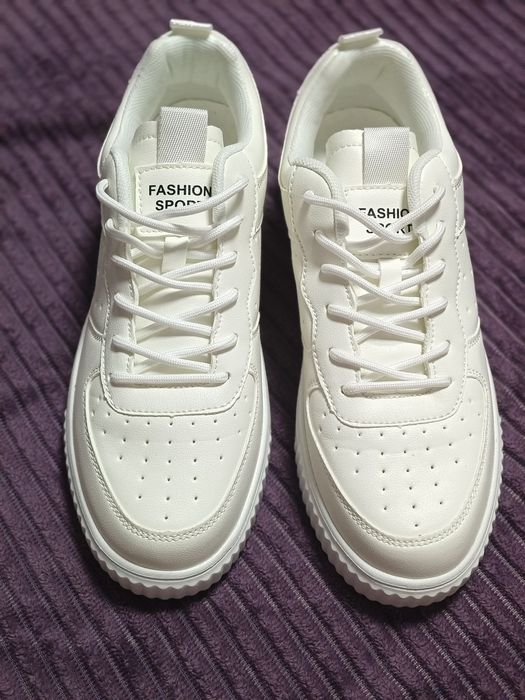 Кроссовки новые продам