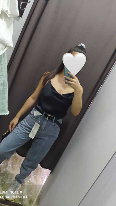 Модные красивые джинсы