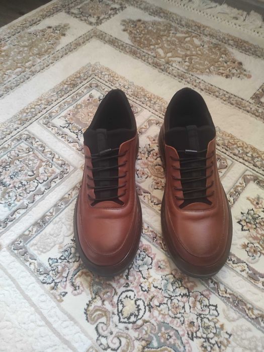 Кожаные туфли, спортивного типа.