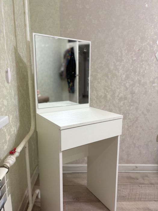 Столик косметический