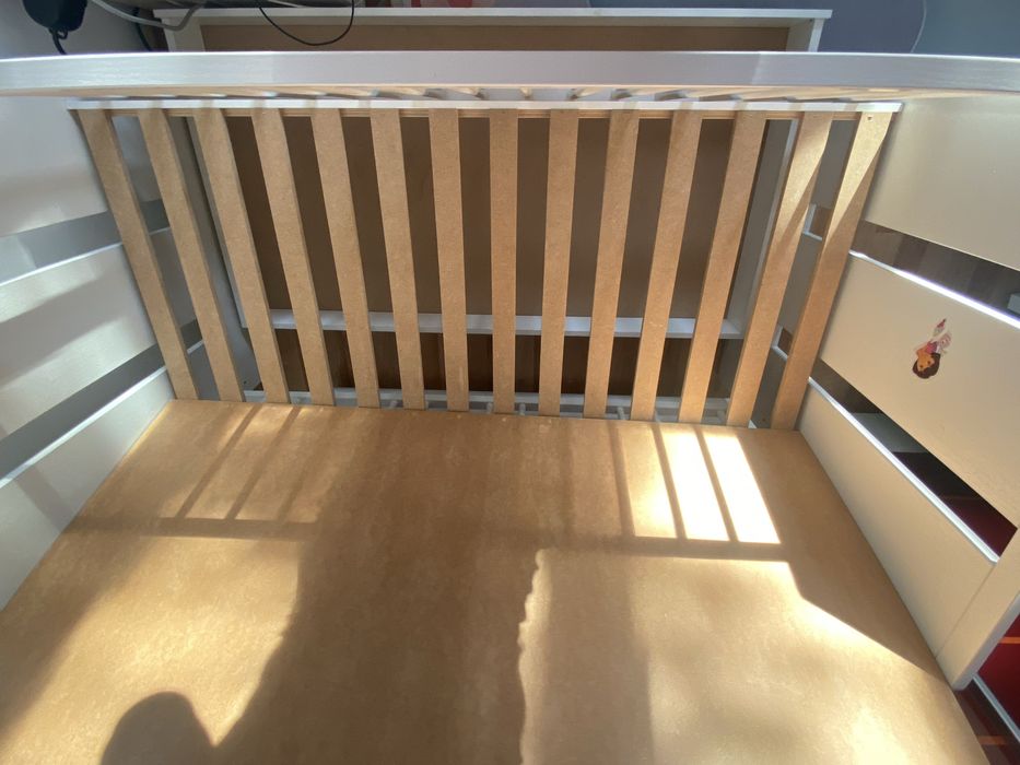 Patut bebe de lemn alb