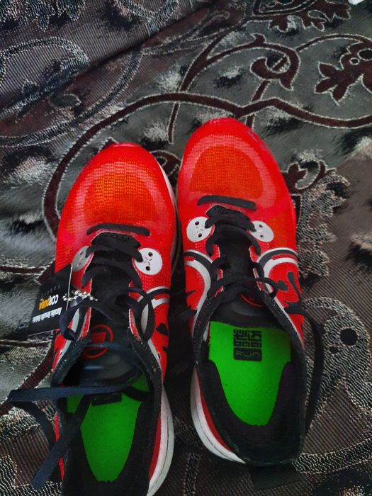 Продам женские беговые кроссовки