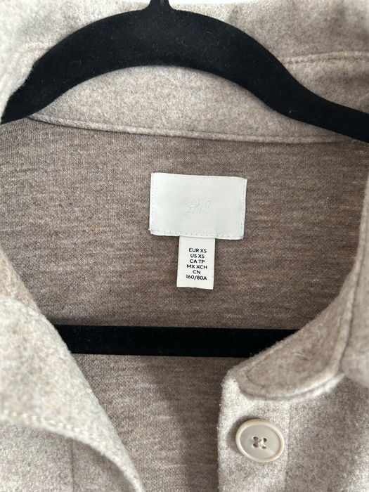 Връхна риза H&M.
