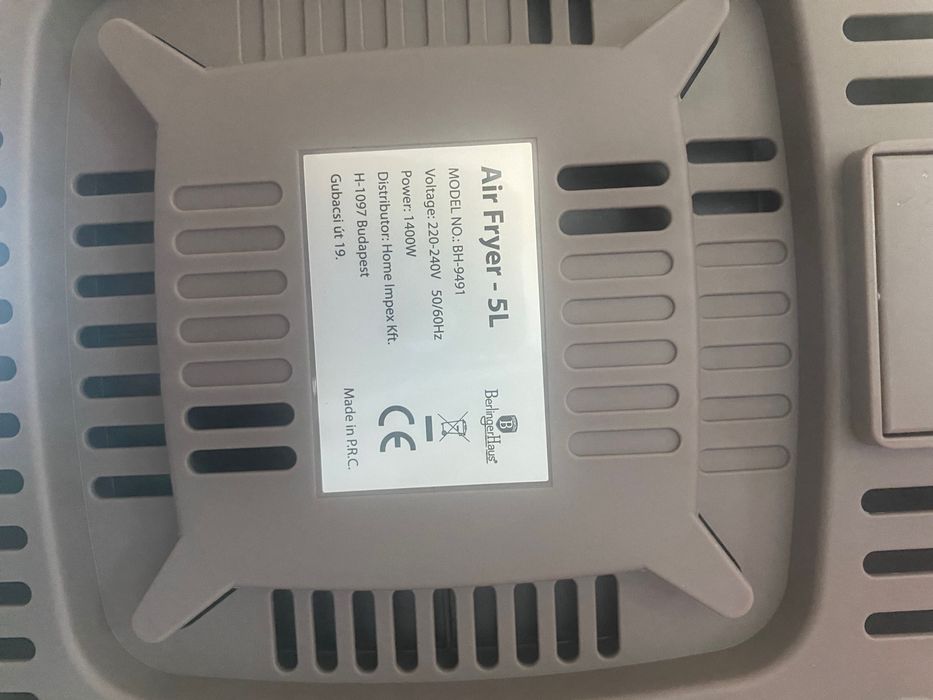 Еърфрайър с капацитет 5 литра и дигитален дисплей.