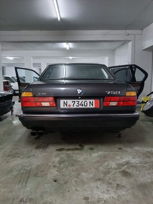 Bmw e32 750 v12.