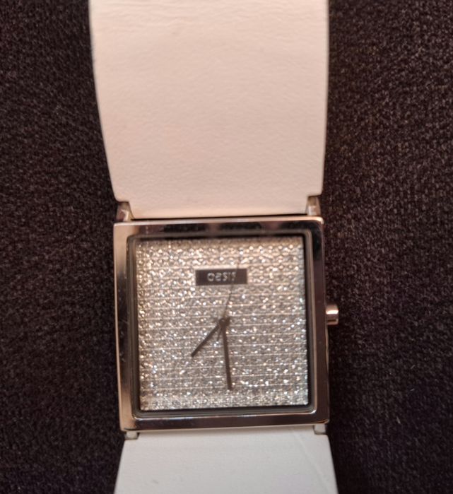 Продавам дамски часовник Oasis B583