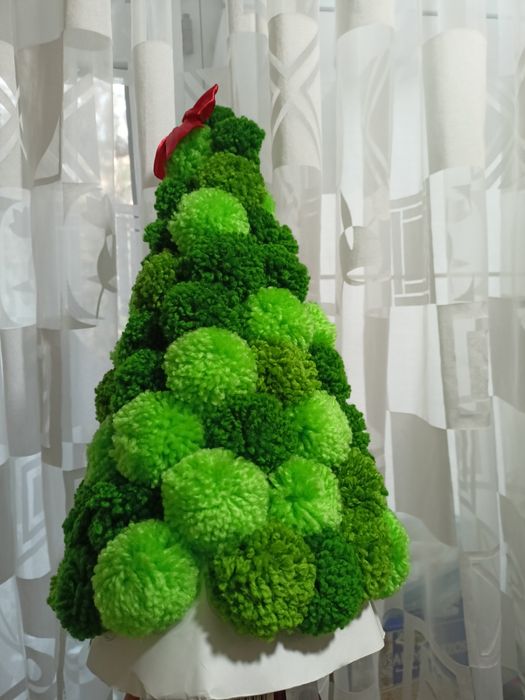 Ёлочки для вашего дома , одно из ниток сделанна руками , одна поющая