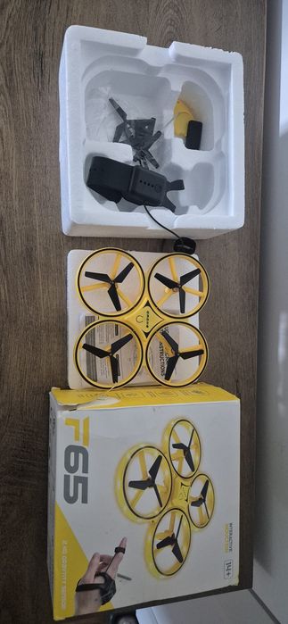 Drona luminoasa F65