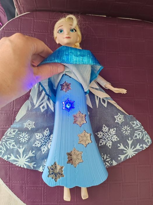 Vând păpușă Frozen Elsa