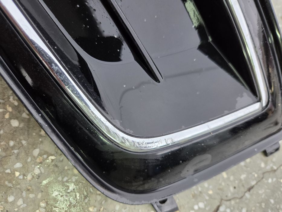 Audi A8 D4 13-17г долна дясна решетка към пр броня ОЕ