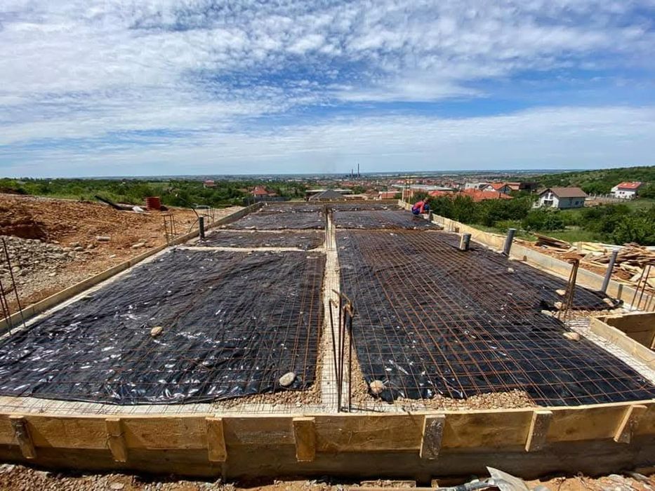 Construcții case la rosu