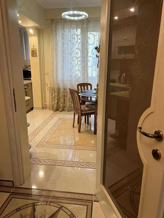 Дава се под наем Тристаен апартамент в София, Център - 130 кв.м за 1300 € - Снимка #1