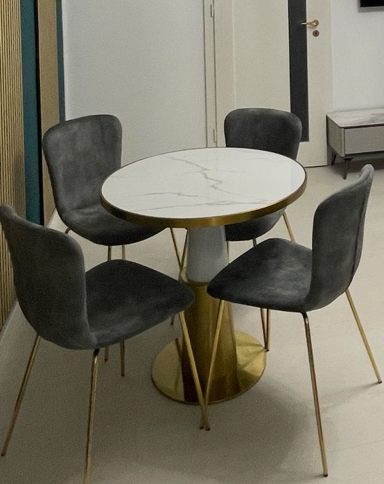 Masa Rotunda Dining cu baza aurie si blat alb (cu efect de marmura)