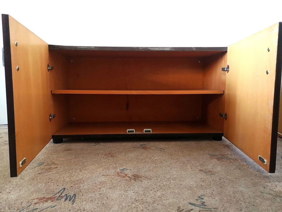 Продавам фунировано шкафче с един рафт. .