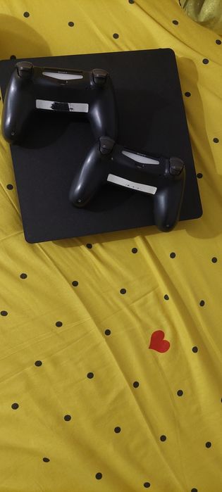Vand ps4 + 2 manete originale + 4 jocuri