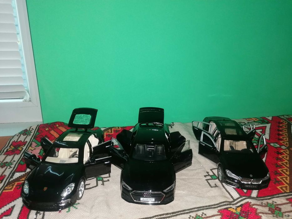 Метални колички с отварящи се врати,работещи фарове и звук от двигател