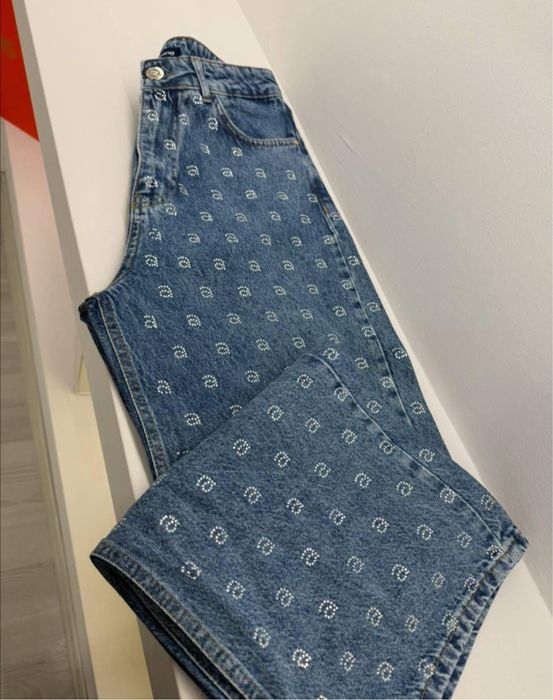 Налични дамски дънки.