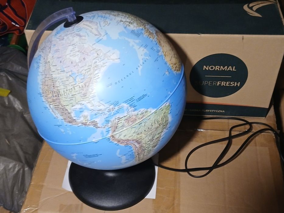 Lampă glob pământesc