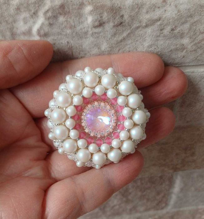 Ръчно изработени брошки за ценители на лукса