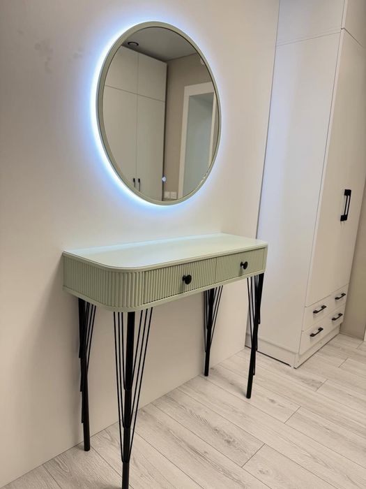 Продам туалетный столик