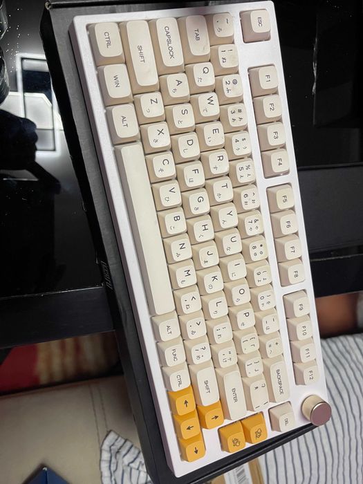 Геймърска клавиатура Epomaker TH80 с Akko суйчове