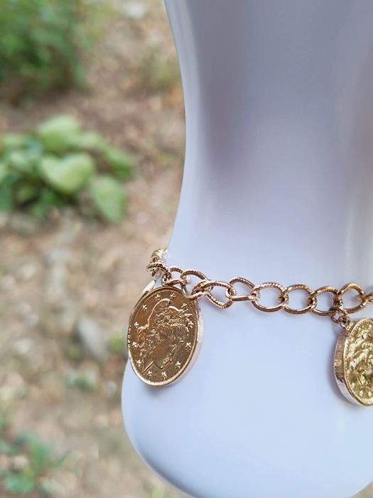 Bratara cu banuti placati cu aur