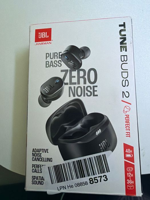 безжичните слушалки JBL Tune Buds 2 в черен цвят.