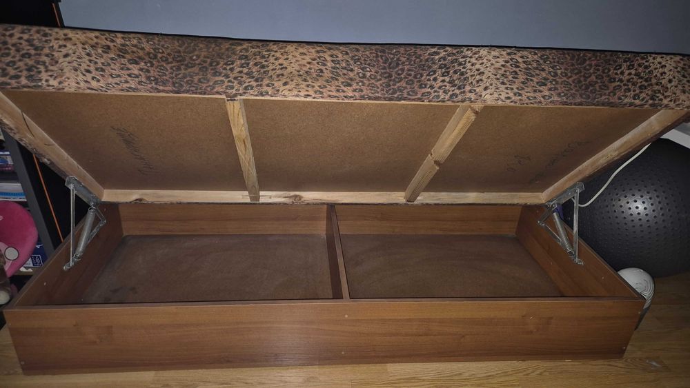 единично легло с повдигащ се механизъм