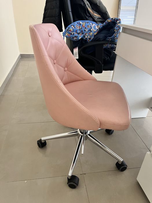 Тоалетка с кожен стол, два рафта и едно огледало