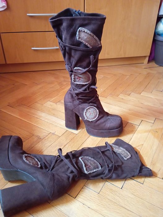 Дамски ботуши, кафяв цвят, разтеглива материя.Почти нови