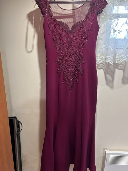 Елегантна дълга рокля с бродерия – изискан стил за специални поводи