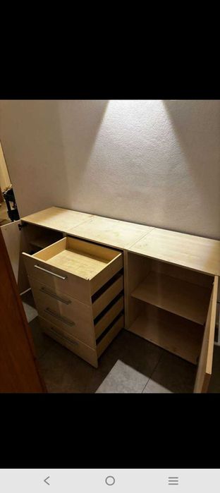 Vând comodă cu sertare și uși