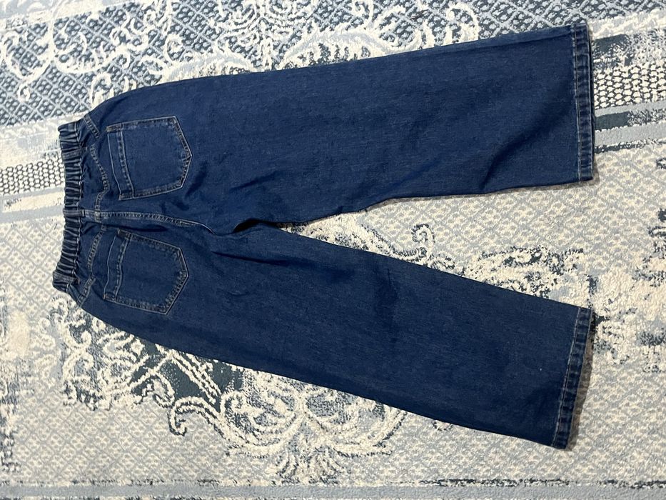 Темно-синие джинсы