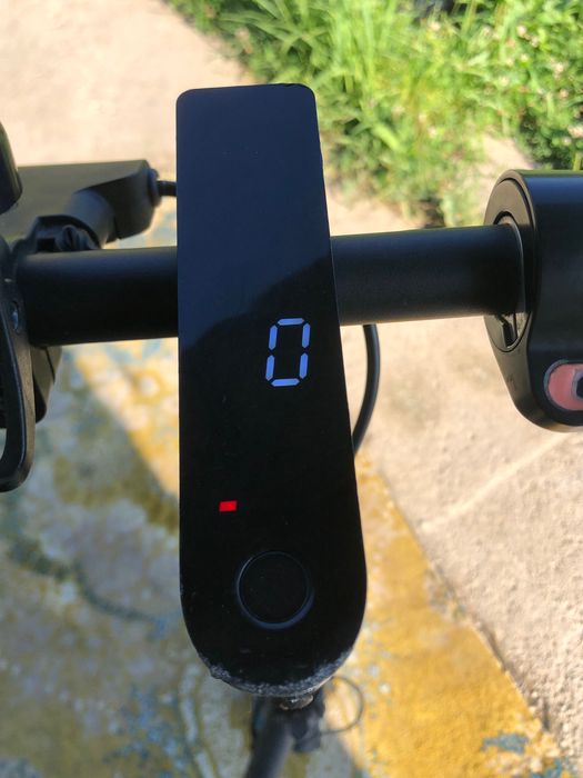 Vând trotineta electrică xiaomi (iese roata din fata)