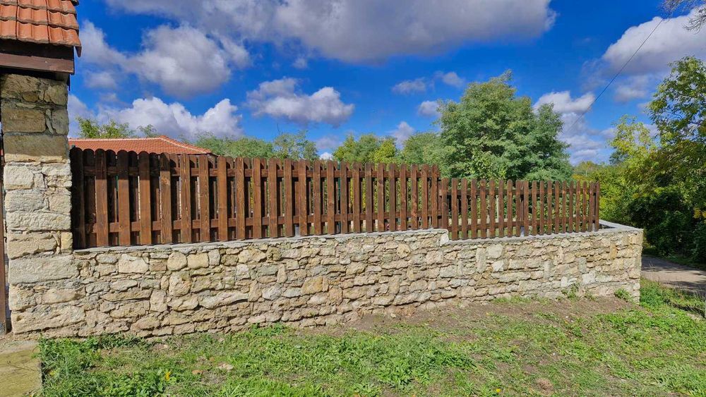 Изработвам дървени парапети, огради, порти, облицовки, декорация