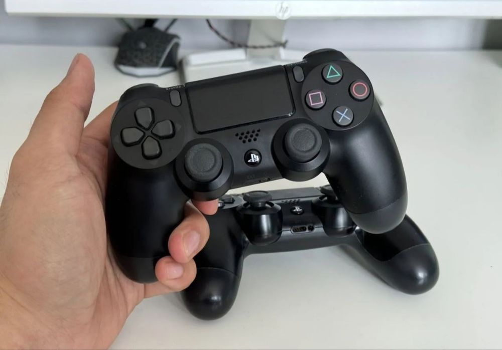 Sony PS4 PRO 1 TB 4K HDR, 2 джойстика оригинал. С играми.