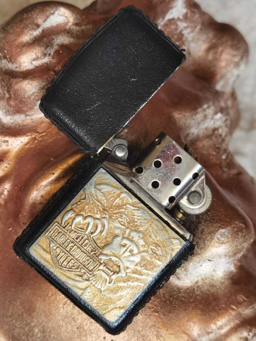 Bricheta anti-vant ZIPPO Harley-Davidson husa piele naturala neagra