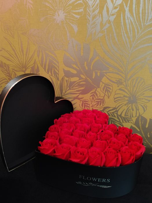 Cutie cu trandafiri și bomboane