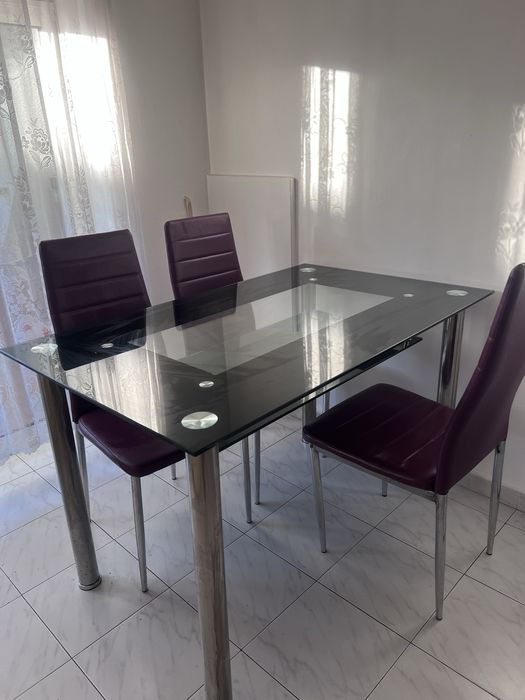 Трапезна стъклена маса