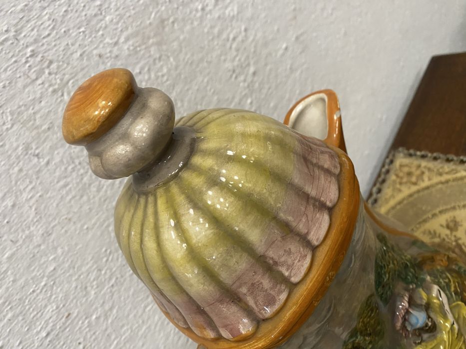 Порцеланова кана Capodimonte Италия с релефна украса