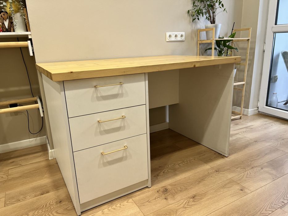 Продается стол с выдвижными полками