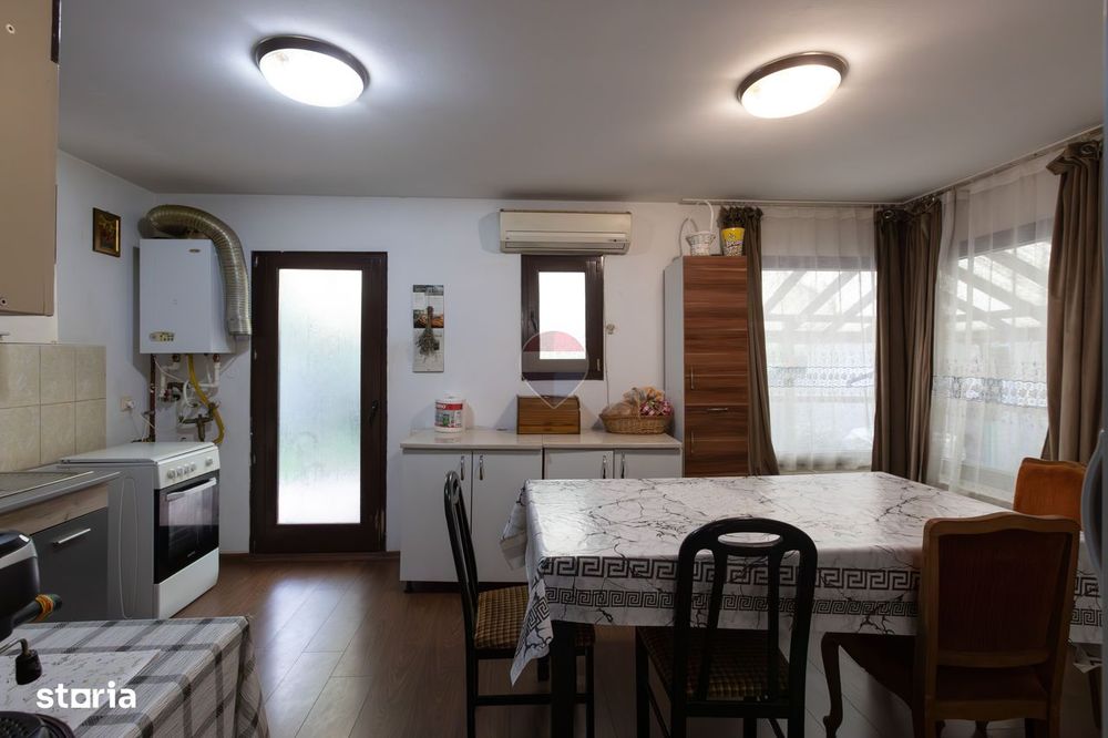 Casă P+M cu 6 camere de vânzare strada Calea Moldovei