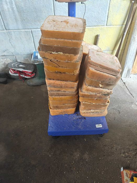 Продавам восък над 100 кг. Цена 7 евро. Велико Търново