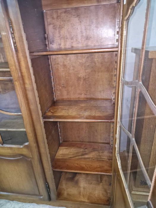 Елегантна дъбова трикрилна витрина