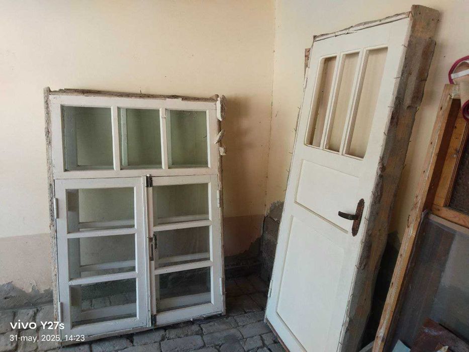 Eshik hamda derazalar sotiladi. (Har xil razmerda)