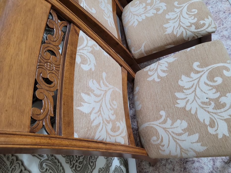 Стол и стулья для гостинной