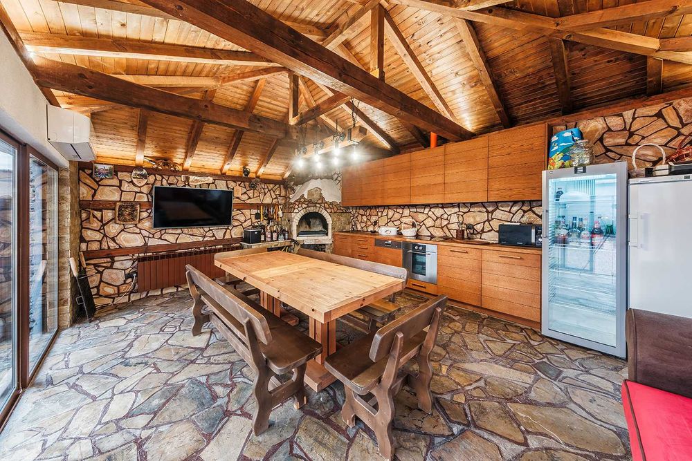 Продава се Къща в Нови Искър - 379 кв.м за 1110 €/кв.м - Снимка #2