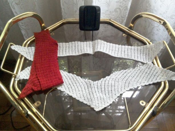 Gulere artizanat, lucrate manual: 2 bucăți: alb și roșu